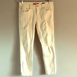 Off white distressed juniors boyfriend jeans!